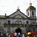 フィリピン地震で教会の鐘楼が崩壊する瞬間