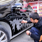 汚れた車をキャンバスにするアーティスト
