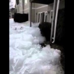 地味に怖い氷の津波。住宅をなぎ倒す
