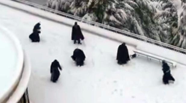 降り積もった雪ではしゃぐエルサレムの修道士たち