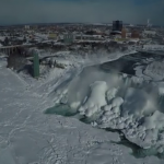 凍結した「ナイアガラの滝」をドローンで空撮したダイナミックな映像