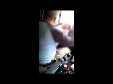 中国のバス運転手がハンドルに赤ちゃんを固定してあやす