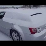 車に積もった雪を簡単に落とす方法をロシア人が考えた