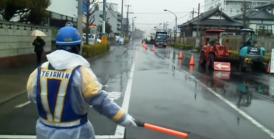 【足立区】同じ日本人とし恥ずかしい。…これはひどい。片側交通通行で警備員の指示を無視しまくる人々