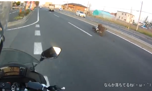バイク乗りが道路のゴミを拾い「良いことしたなぁ～」 → その後警察に捕った瞬間