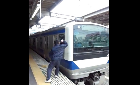 【品川駅】キレた鉄オタが電車にパンチして電車を止めた瞬間