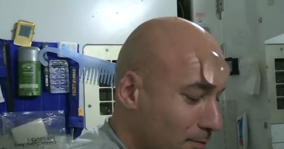 スキンヘッドの宇宙飛行士が無重力状態で頭を洗う方法を公開