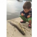 釣った魚にしっぺ返しをくらう少年