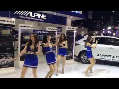 タイのモーターショーでAlpine Girlsが不思議な踊りを踊る