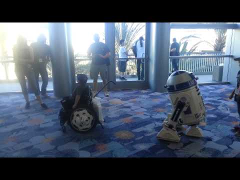 R2-D2、車イス少年と共演