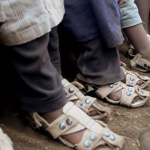 貧しい国の子供たちのために開発された、成長する靴のアイデアが素晴らしいと話題に