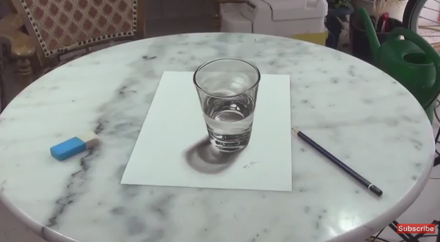 水が入っているコップにしか思えない3Dアート