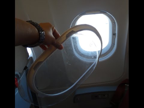 飛行機の窓が外れちゃったんですけど・・・