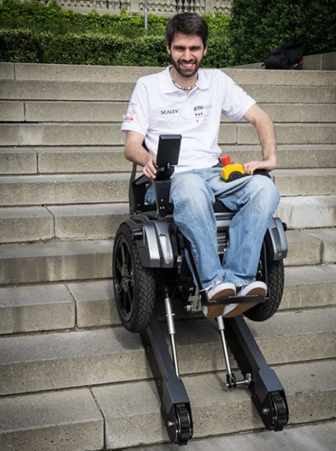 スイスの大学生が開発した、人の手を借りずに自動で階段を上ることができる車椅子がすごい