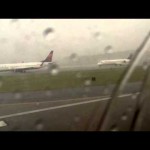 離陸前にゲリラ豪雨に遭遇、離陸待ちの飛行機を撮影していたら・・・