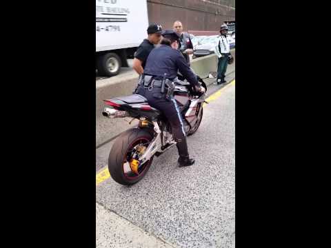 女性警官「あなたのバイクを押収しますよ」