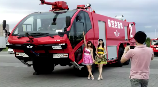 これが消防車だと！？航空自衛隊の新型消防車が特撮戦隊物に出てきそうでかっこいい！