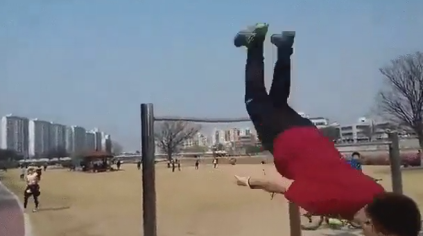 鉄棒職人が公園で技を披露していた