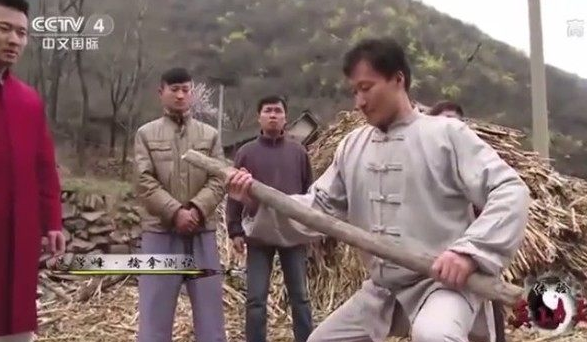 中国拳法の達人が「太い木の枝」を真っ二つに折る神業カンフー！！
