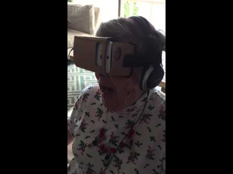 おばあちゃん、初めてのVR体験