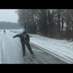 オランダあるある、登校や通勤にアイススケートを利用する