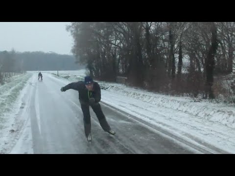 オランダあるある、登校や通勤にアイススケートを利用する