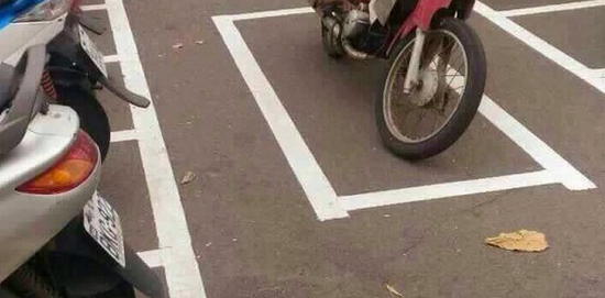 「その発想はなかったわｗ」 台湾の駐車場でのバイクの停め方が話題に