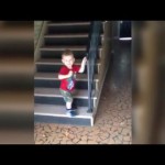手すりを使って慎重に階段を降りる子供、最後の最後で・・・
