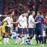 【サッカーやめちまえ！】韓国人選手の許されない行為に観客大ブーイング。観客がスマホで撮影