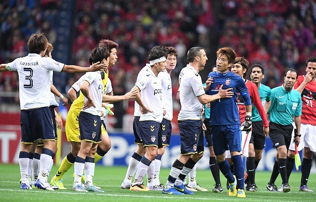 【サッカーやめちまえ！】韓国人選手の許されない行為に観客大ブーイング。観客がスマホで撮影