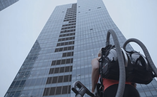 掃除機の吸引力だけでビルを登ることは出来るのか！？