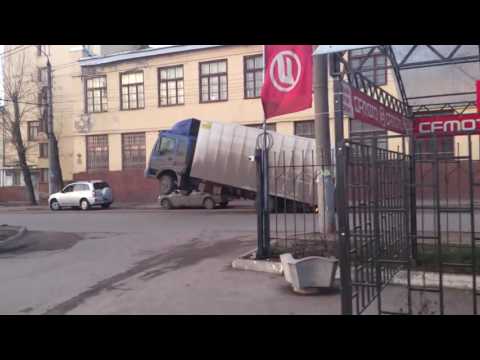 ロシアの過積載っぽいトラックがヤバい件