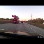 大型トラックに割り込まれブチ切れたドライバーの行動をご覧ください