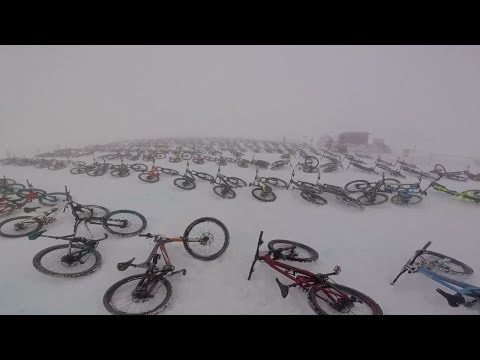 雪山からスタートするマウンテンバイクレースが過酷すぎる