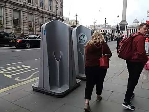 ロンドンの歩道に設置されたデザイン重視の男性用トイレ