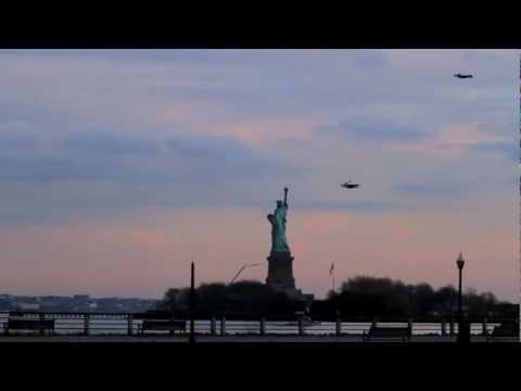 ニューヨークの空に突如現れた空飛ぶ人間 Hiroiro