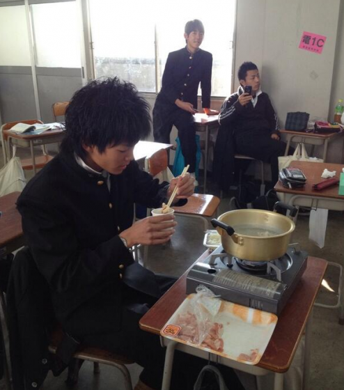 学校でシャブシャブすなww 